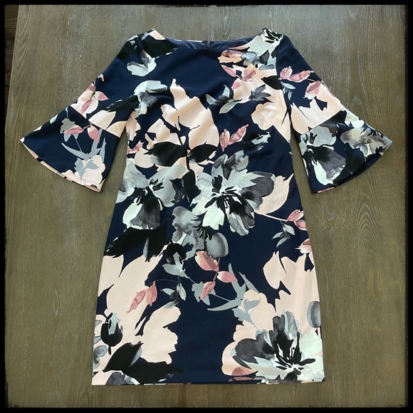 Beautiful Vince Camuto Floral Bell Sleeve Dress - Picture 5 of 8